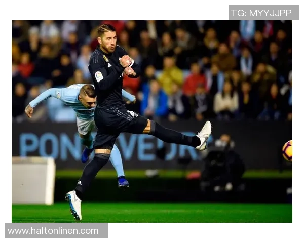 足球巨星观战搏击盛宴赛场激情碰撞引发热议