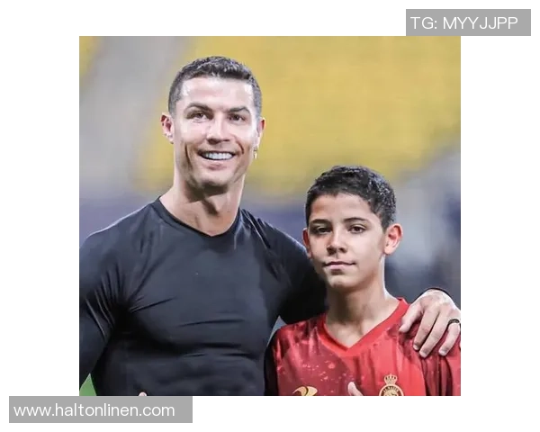 足球明星与儿子同场竞技父子默契瞬间引发全场瞩目