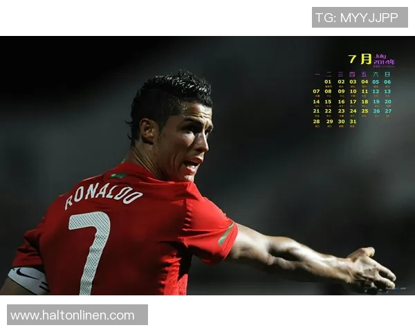 足球明星身着白色衣服展现独特风采引领时尚潮流